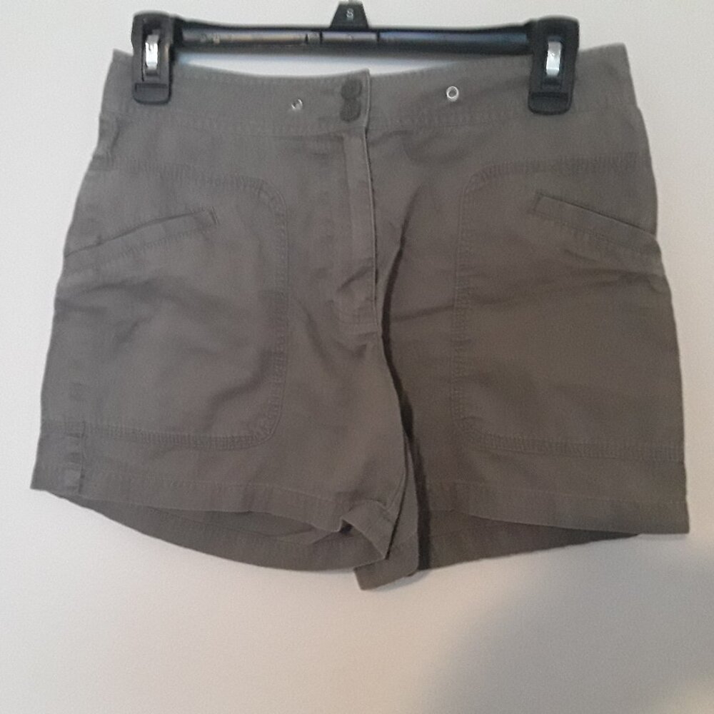 Bass G.H Bass & Co. ladies size 2 dark khkaki short shorts, zipper/2button fly